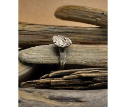Rankų darbo bronzinis žiedas - Žemė ant medžio detalės